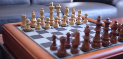 西洋棋機器人對弈中途折斷 7 歲男孩手指