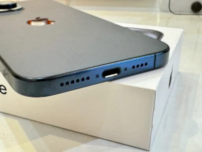 iPhone 15 Pro Max 動手玩  動作按鈕、5倍變焦成特色 同場加映 Zeelot 專用滿版玻璃保護貼