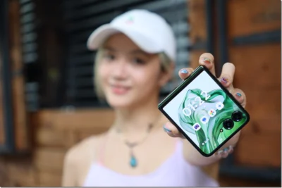 精品級大螢幕小摺疊 motorola razr 50 Ultra 實測 續航升級、IP68 防水、還有 AI 功能