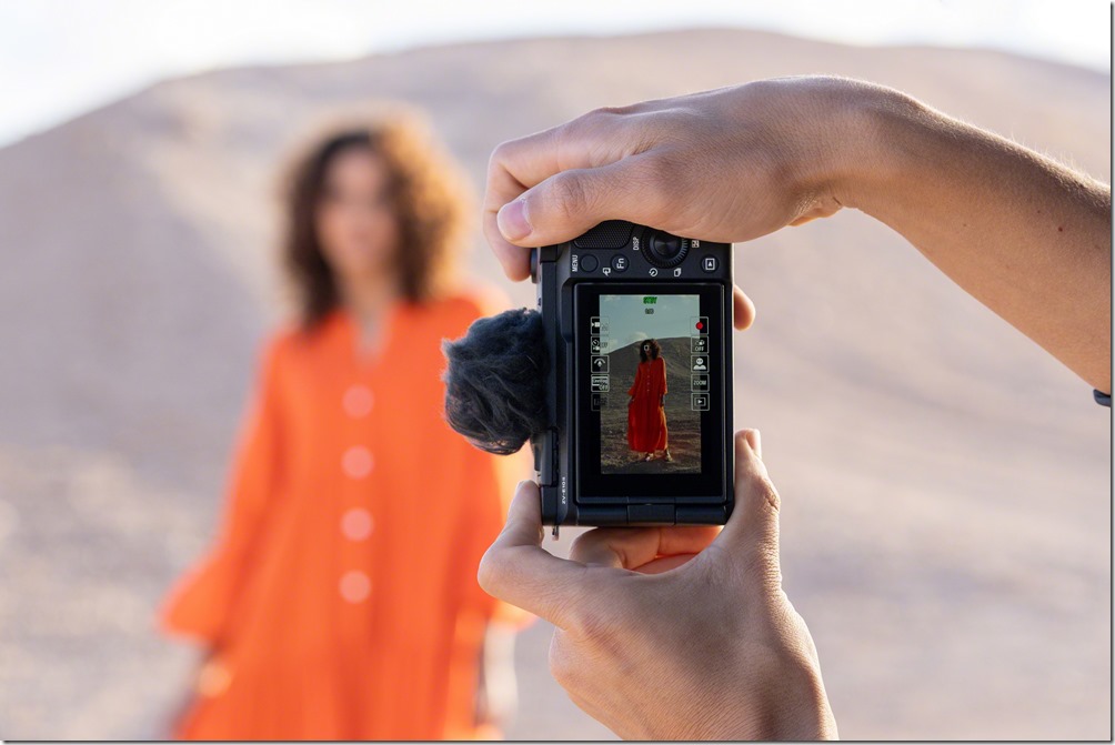 圖5) Sony ZV-E10 II 全新垂直使用介面可自動自水平方向旋轉為垂直方向，讓創作者輕鬆檢閱與調整拍攝內容。