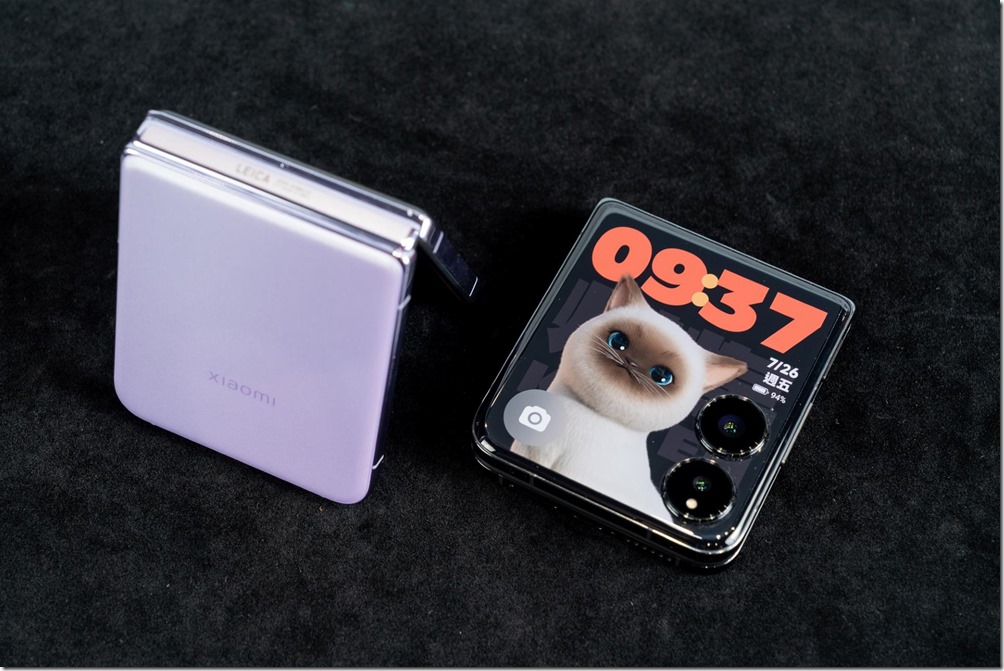 02. Xiaomi MIX Flip 延續與徠卡的深度合作,主鏡頭採用徠卡 Summilux 專業光學鏡頭,能捕捉到細節豐富、畫質精細的照片,更擁有小型折疊機最大的 4.01 吋外螢幕,讓小折疊徹底擺脫「美麗小廢物」的刻板印象。 02. Xiaomi MIX Flip 延續與徠卡的深度合作,主鏡頭採用徠卡 Summilux 專業光學鏡頭,能捕捉到細節豐富、畫質精細的照片,更擁有小型折疊機最大的 4.01 吋外螢幕,讓小折疊徹底擺脫「美麗小廢物」的刻板印象。