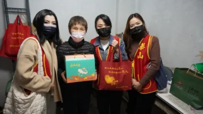 重視孤老危機 ！華山基金會與藝人海裕芬關懷獨居高齡長輩