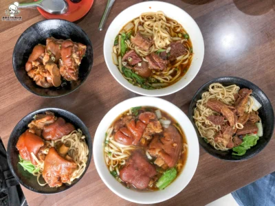 老字號飄香之岡山公園豬腳麵牛肉麵，燉滷入味飽滿膠質可口好吃｜遵循50年古法碳燒滷豬腳