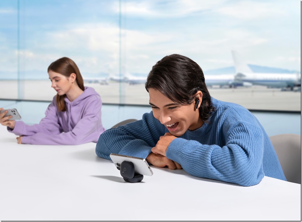 soundcore P40i 降噪藍牙耳機，特別設計2合1充電盒，結合充電與手機支架功能。