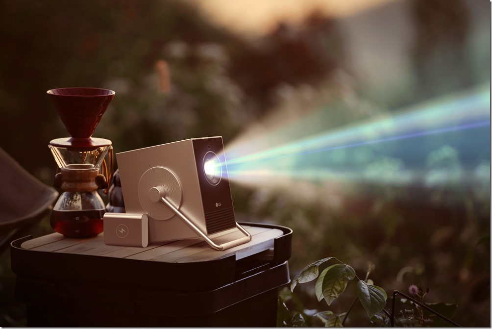 【新聞圖片7】LG CineBeam Q 小銀河只要用65W輸出的行動電源就能隨時充電，讓歡樂不中斷