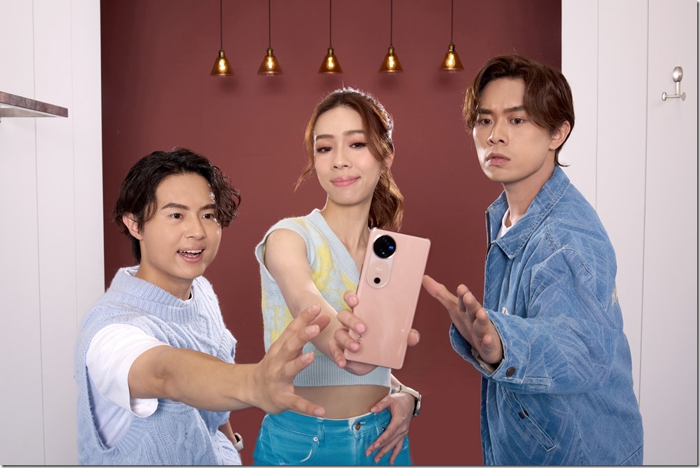 【新聞照片02】vivo搶先曝光告五人為vivo V40系列拍攝廣告期間的精采花絮照，秀出告五人玩心大發，互搶手機的夥伴情誼