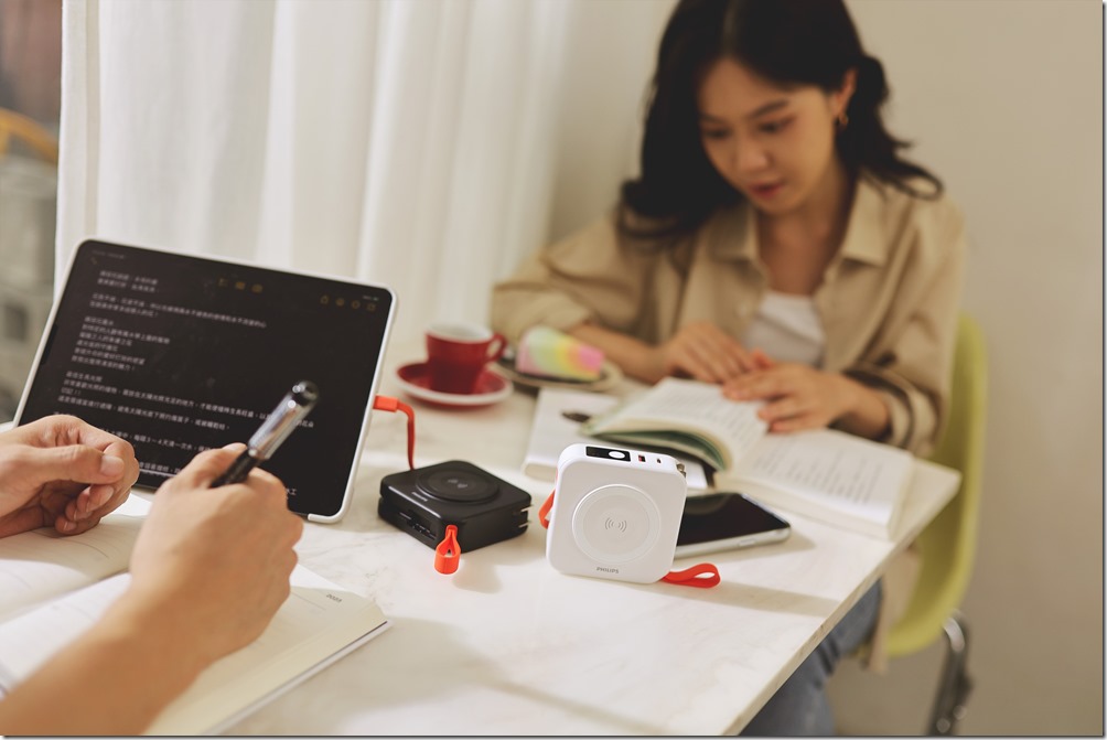 PHILIPS FunCube 2.0一顆滿足出差旅行各種充電需求。