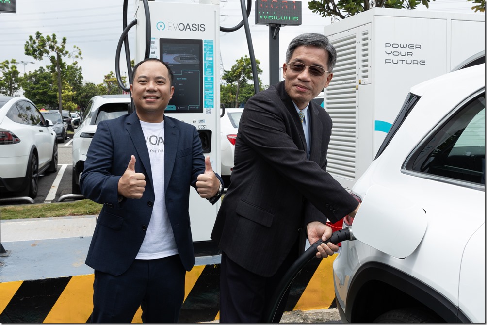 圖說二：高公局局長 趙興華到EVOASIS國道中壢站休息區體驗360kw超級快充。
