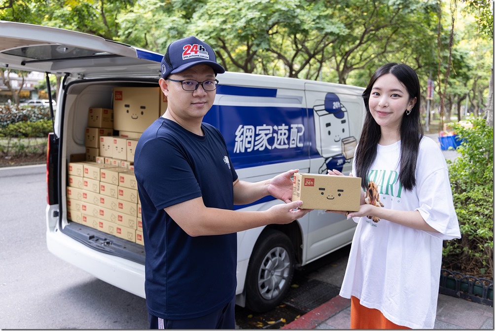 【PChome 24h購物新聞照片3】為滿足果粉想要火速換新機的迫切心情，PChome旗下自有物流車隊「網家速配」卯足全力備戰，讓首波預購消費者最快都能在今（9月20日）現貨開賣日一早即可收到熱騰騰的新機。