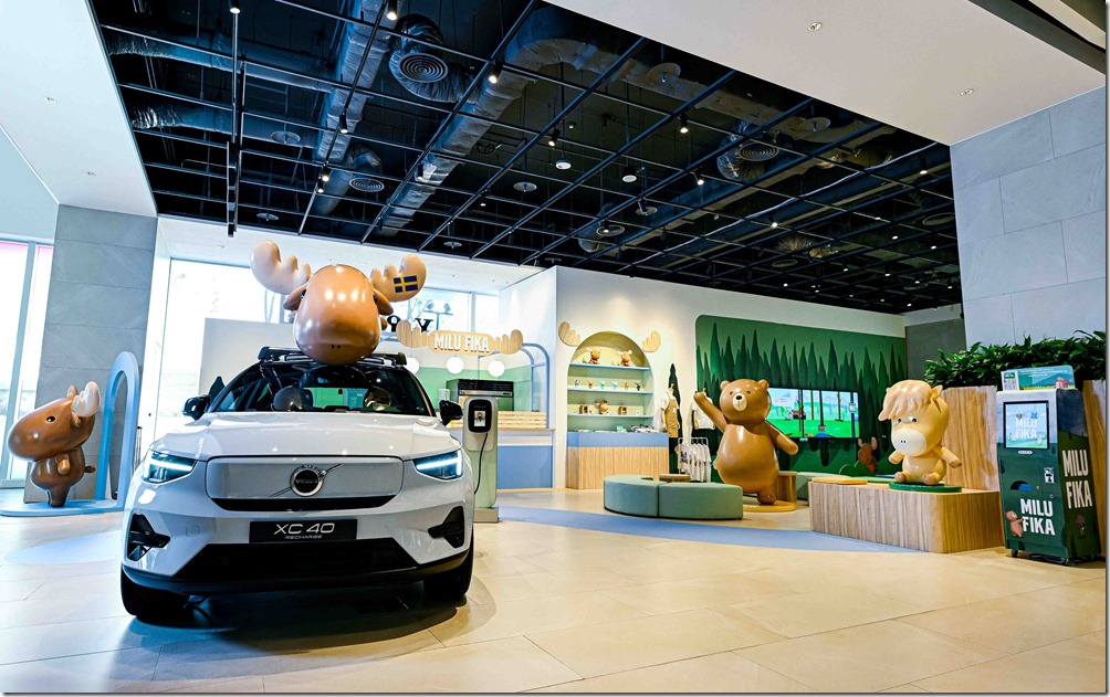2. 雲朵藍的 VOLVO XC40 Recharge 完美融入店內整體氛圍，抬頭還可以看見 MILU 俏皮地趴在車頂，彷彿正搭乘 VOLVO 電動車自由暢行於美好旅程中。