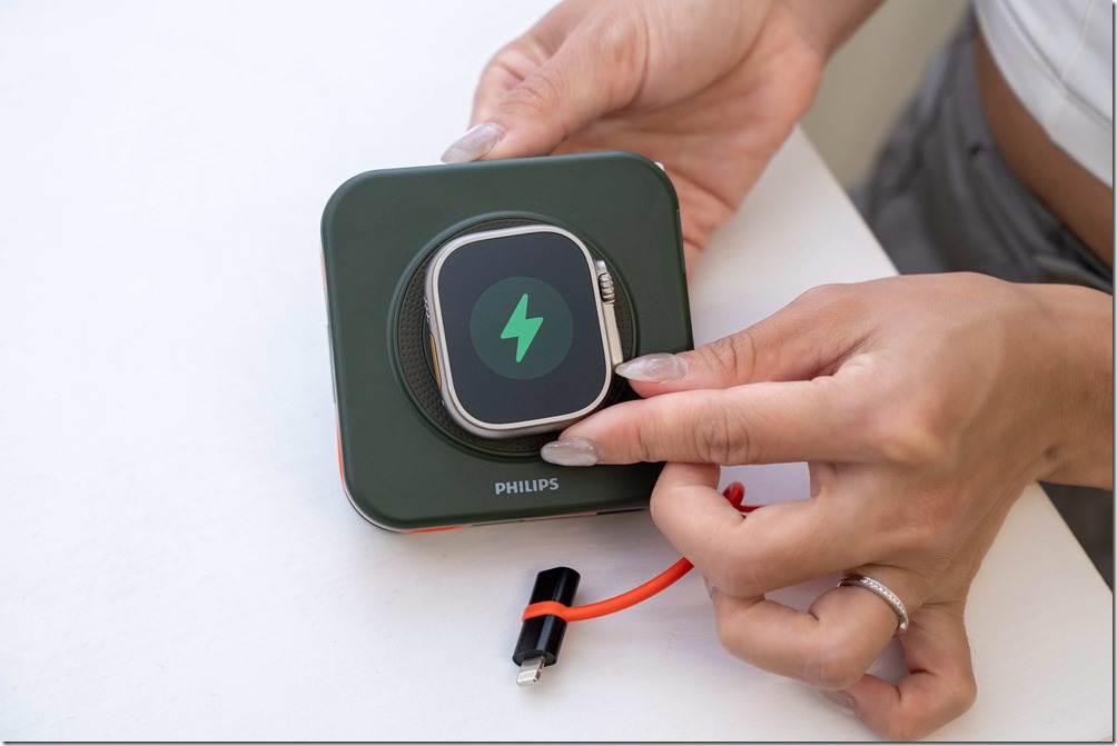 支援Apple Watch充電，隨附創意轉接頭供iPhone 14前機型使用。