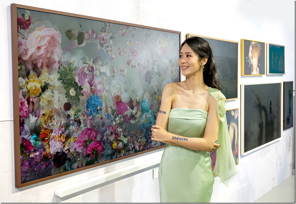 【新聞圖片7】The Frame設計生活系列內建藝術市集提供超過2,500件大師級畫作，纖薄時尚外型與牆面完美融合，壁掛時宛如一幅藝術畫作。