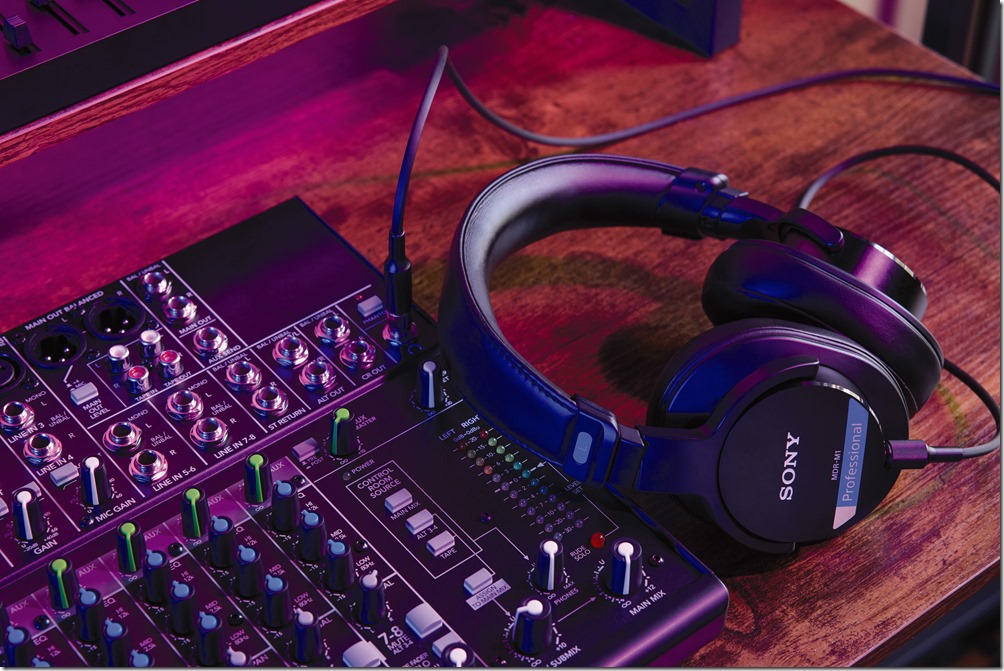 圖 5) MDR-M1考量音樂製作長時間的工作需求，Sony以多年的聲學經驗設計符合各種耳型的耳墊，搭配低回彈泡棉提供舒適的貼合感