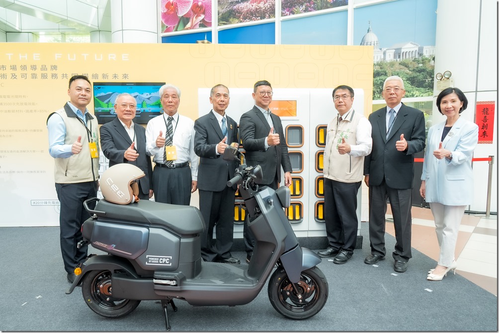 圖二、中油於台南市22處建置啟用電動機車換電服務。圖為經濟部主任秘書莊銘池（右四）、台南市長黃偉哲（右三）、台灣中油董事長李順欽（左四）、遠傳總經理井琪（右一）、三陽機車董事長吳清源（左三）。