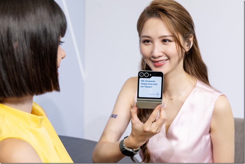 【新聞圖片1】翻譯助理：出外旅遊不再雞同鴨講，聆聽國外導覽、演講時，還可以運用聆聽模式，掌握精彩內容。