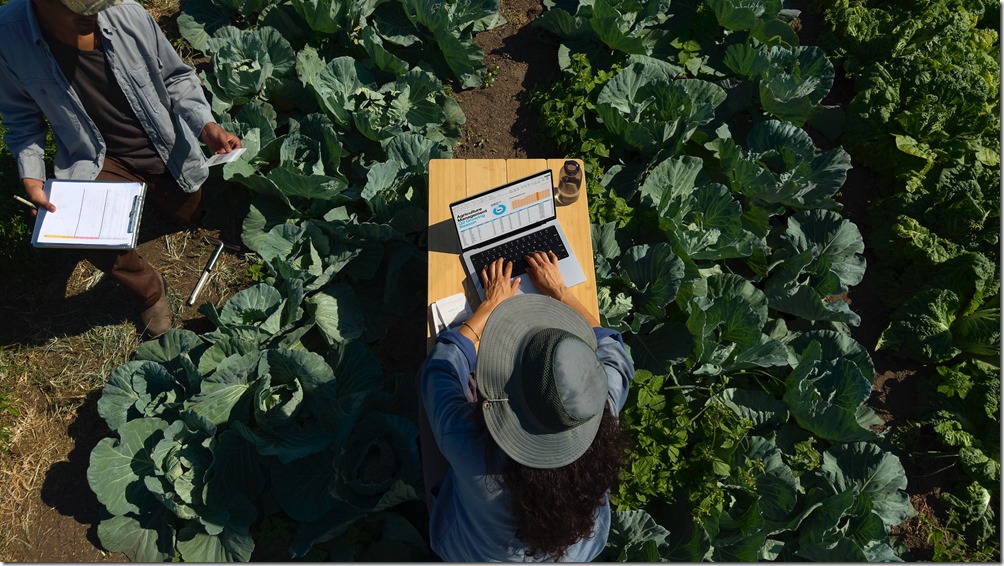 Apple-MacBook-Pro-M4-lifestyle-03