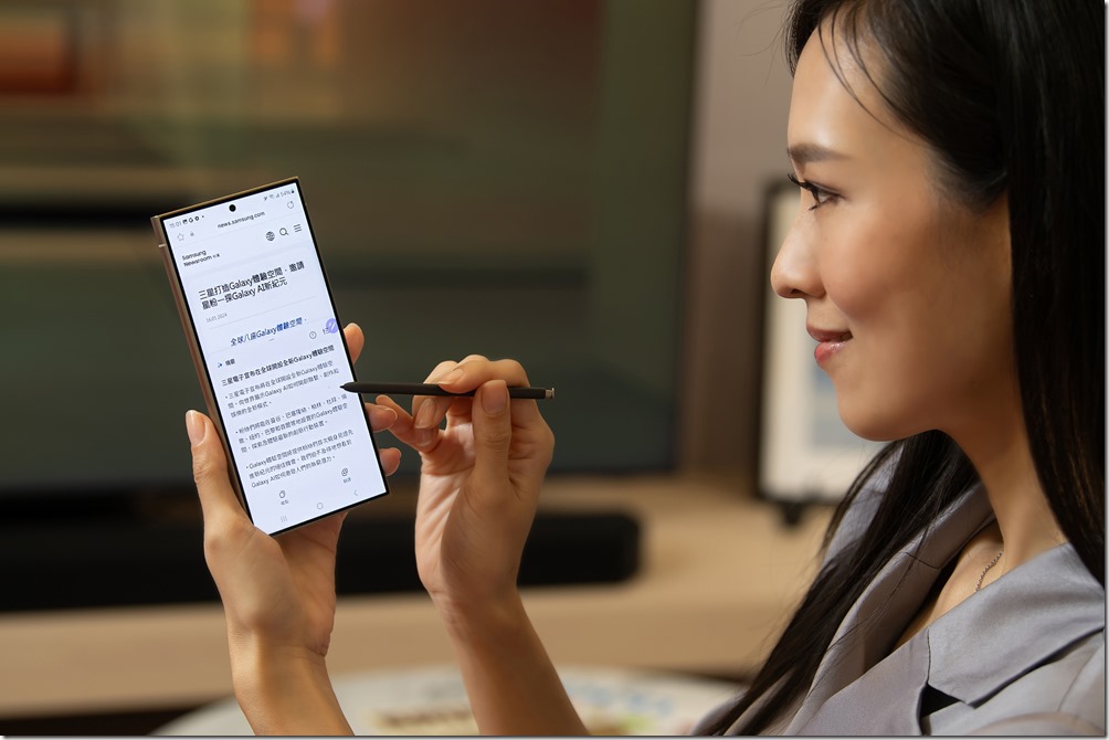 【新聞圖片4】網頁摘要智慧助理：需大量瀏覽新聞外電、外語論文時，透過Galaxy AI即可快速翻譯、摘要網頁重點，節省寶貴時間。