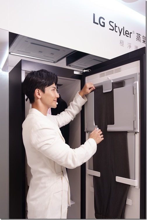 【新聞圖片7】LG Styler蒸氣電子衣櫥第二代的折疊式褲線管理器可不費力恢復挺直褲線，局部強化整燙需求