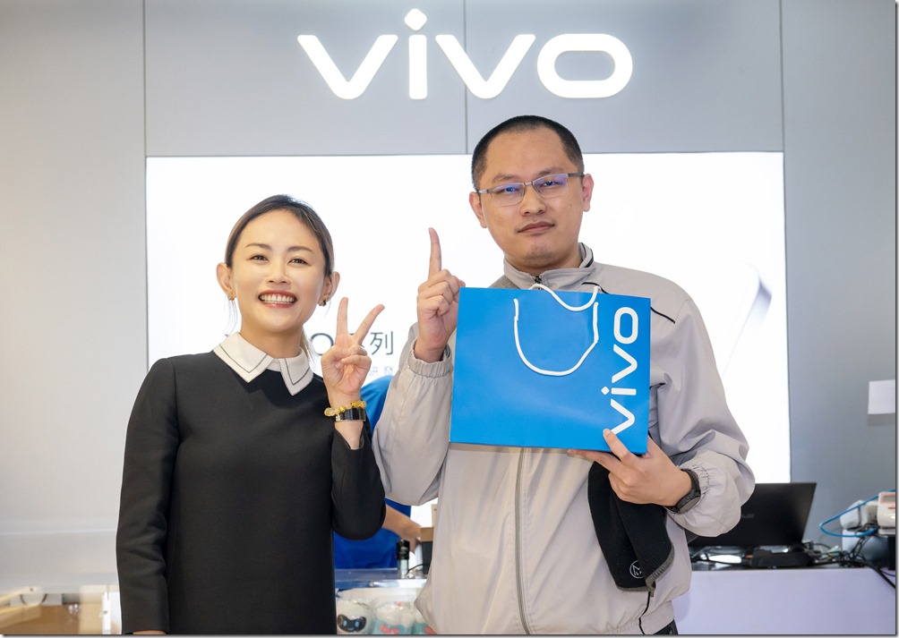 【vivo新聞照片02】vivo台灣總經理陳怡婷表示:「謝謝V粉熱情支持,讓X200系列銷售成績一路遠超去年X100系列」 【vivo新聞照片02】vivo台灣總經理陳怡婷表示:「謝謝V粉熱情支持,讓X200系列銷售成績一路遠超去年X100系列」