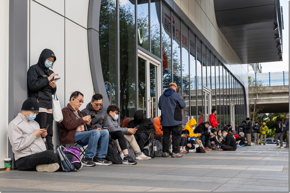 【vivo 新聞照片01】vivo今歡慶開放全台體驗店取貨,吸引V粉徹夜排隊搶當聯發科技股東。 【vivo 新聞照片01】vivo今歡慶開放全台體驗店取貨,吸引V粉徹夜排隊搶當聯發科技股東。