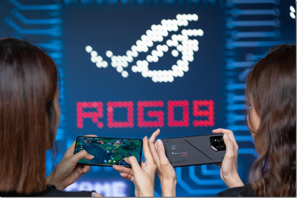 ROG Phone 9 Pro的AniMe Vision顯示器還能化身「AniMe Play好玩遊戲區」(如圖右),手機反面也可以玩! ROG Phone 9 Pro的AniMe Vision顯示器還能化身「AniMe Play好玩遊戲區」(如圖右),手機反面也可以玩!