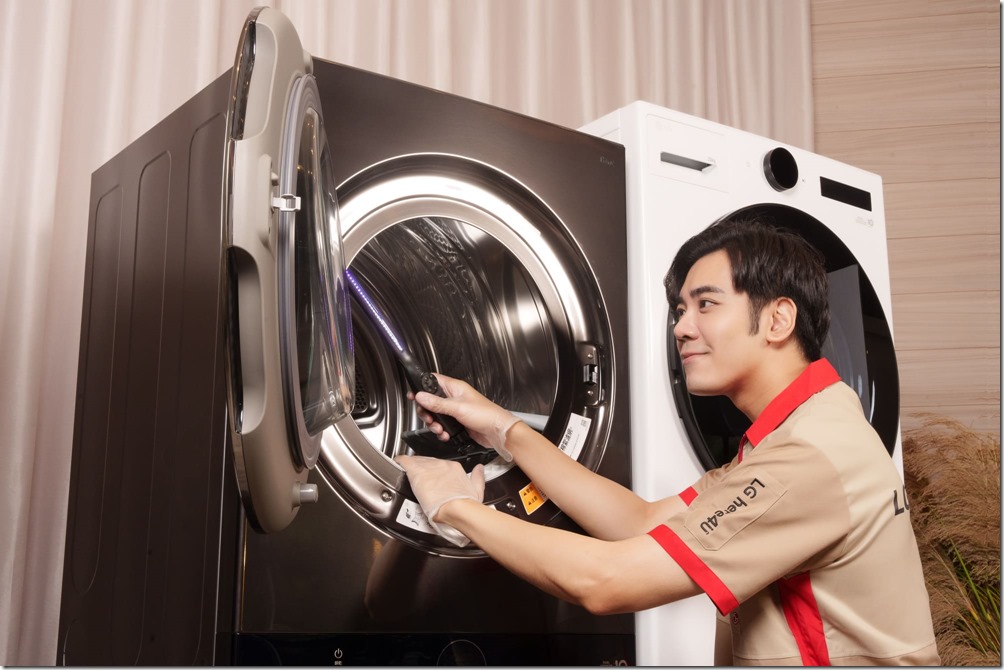 【新聞圖片2】LG原廠專業技師以吸力除塵、高壓清洗、紫外線殺菌等步驟確保家電經過深層清潔和適當養護