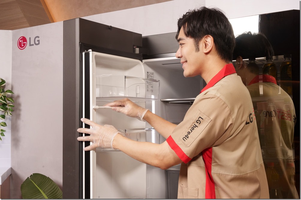 【新聞圖片3】從機器健檢、專業工具擦拭刷洗到細部清潔，皆由LG原廠的專業技師到府操作