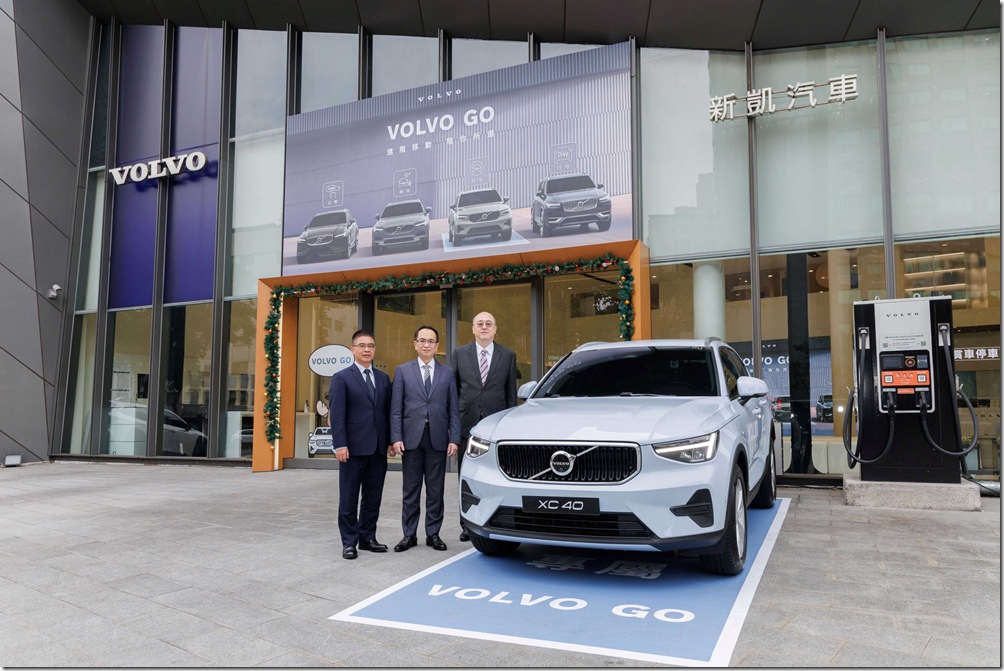 【圖說】由國際富豪汽車總裁陳立哲先生(中)、格上租車副總經理鄭榮富先生(左)與LINE GO商務長王柏棠先生(右)一同進行簽約合作儀式,正式宣告北歐豪華品牌VOLVO汽車帶給台灣消費者多元移動服務的最佳選擇。 02 【圖說】由國際富豪汽車總裁陳立哲先生(中)、格上租車副總經理鄭榮富先生(左)與LINE GO商務長王柏棠先生(右)一同進行簽約合作儀式,正式宣告北歐豪華品牌VOLVO汽車帶給台灣消費者多元移動服務的最佳選擇。 02