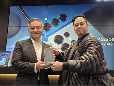 三星 Galaxy S25 系列預購開紅盤 三星鐵粉熱血排隊搶領新機 1 元抱回 AI 洗衣機