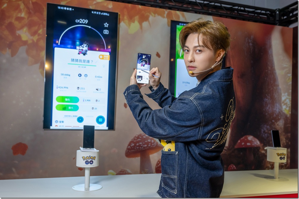【新聞照片05】王子邱勝翊透過Galaxy S25旗艦系列「搜尋圈」功能掌握寶可夢圖鑑資訊