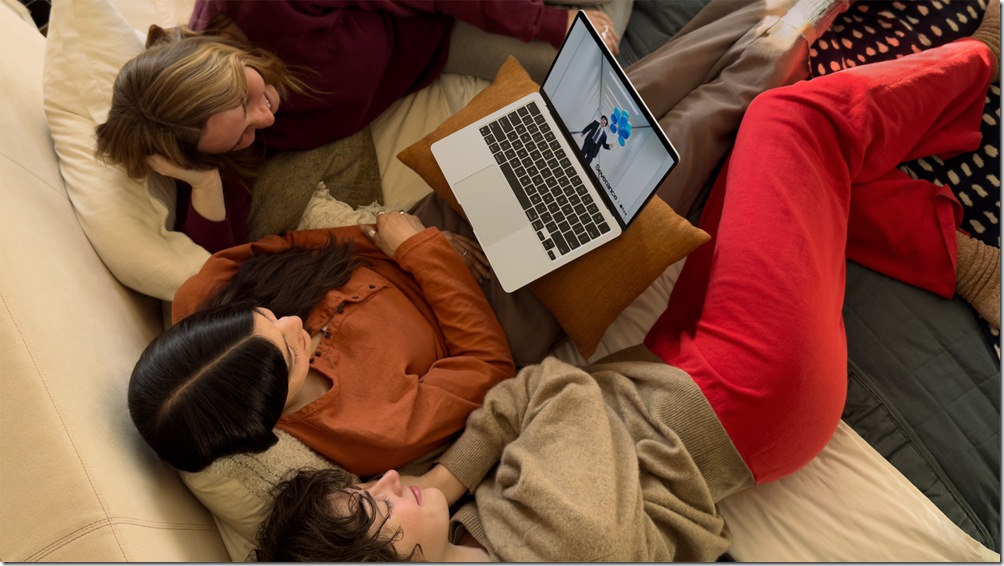 Apple-MacBook-Air-lifestyle-at-home-250305_big.jpg.large_2x