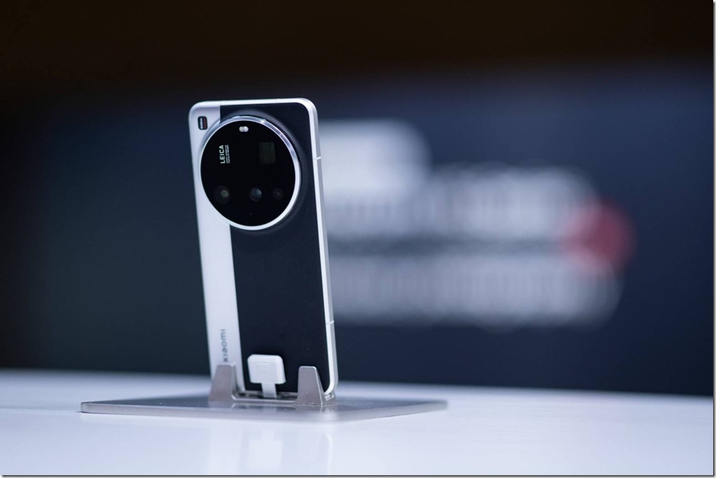 02. Xiaomi 15 Ultra 將卓越的工藝品質與精緻的設計相結合。經典黑銀版本將航太級玻璃纖維與 PU 皮革無縫融合，其 PU 皮革質感與復古風格縫線，昇華了這款經典相機的美學格調 —— 致敬定義一個世代的傳奇設計。