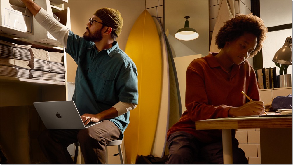 Apple-MacBook-Air-lifestyle-at-work-250305_big.jpg.large_2x