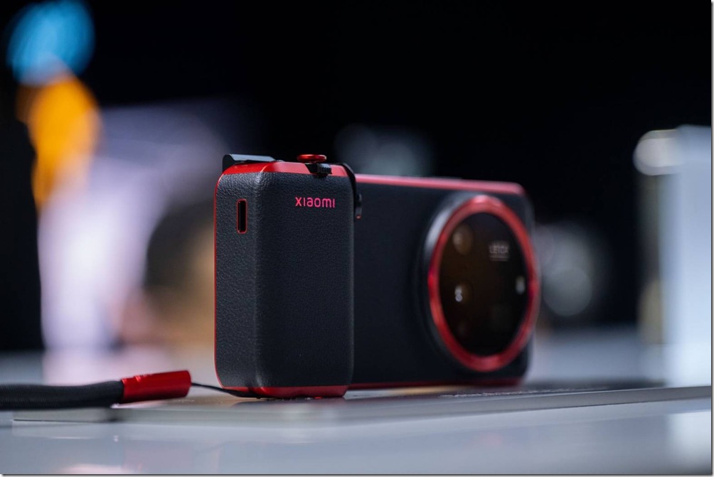 03. 與 Xiaomi 15 Ultra 同步推出的 Xiaomi 15 Ultra專業攝影套裝，專為攝影愛好者打造，融合經典相機設計元素，包含徠卡相機標誌性的紅色裝飾環，並針對接拍模式設計專屬自訂 UI 介面，進一步提升拍攝體驗。