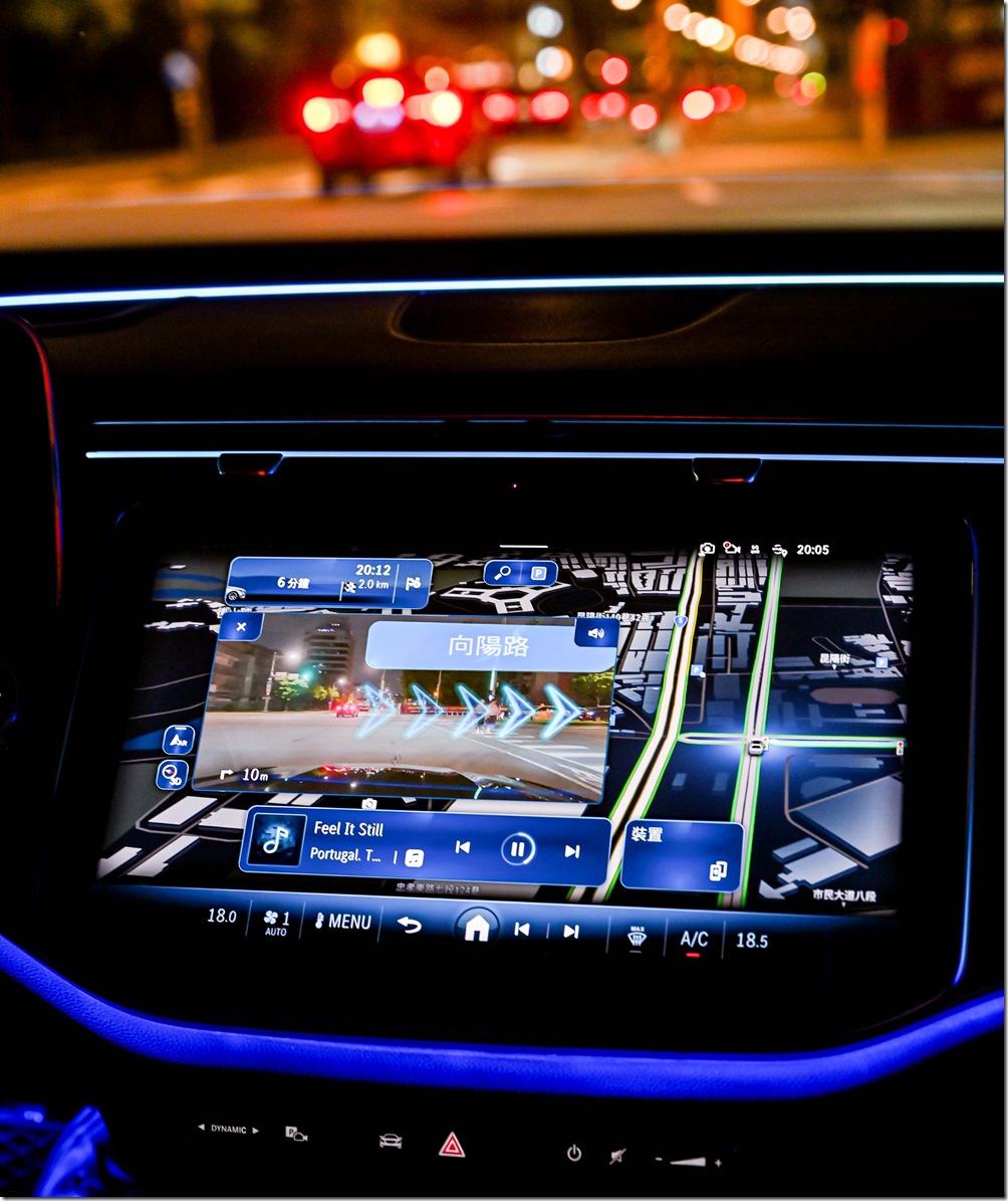 圖6、「MBUX 擴增實境的導航」浮空虛擬的箭頭標記精準指引正確的路徑