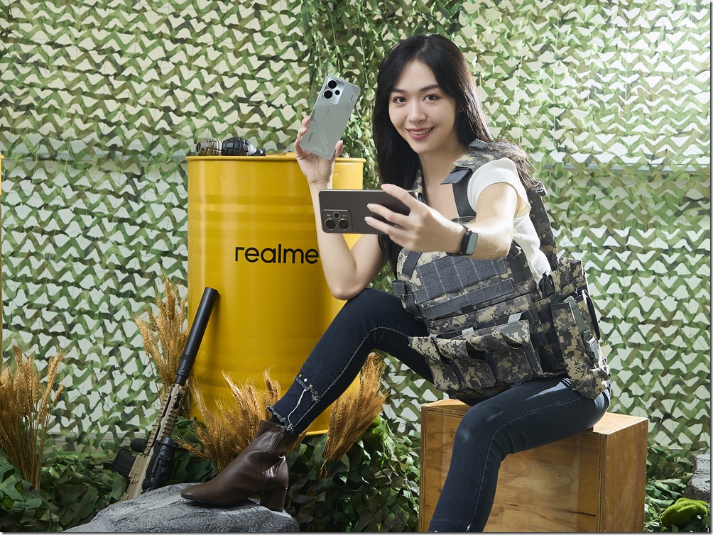 【新聞照片】realme 14 5G 推出全新「機甲銀」與「鐵岩棕」兩款時尚色系，建議售價為新台幣 11,990 元。新機將於 4 月 25 日開賣，並自 5 月 1 日起由台灣大哥大獨家販售。(2)