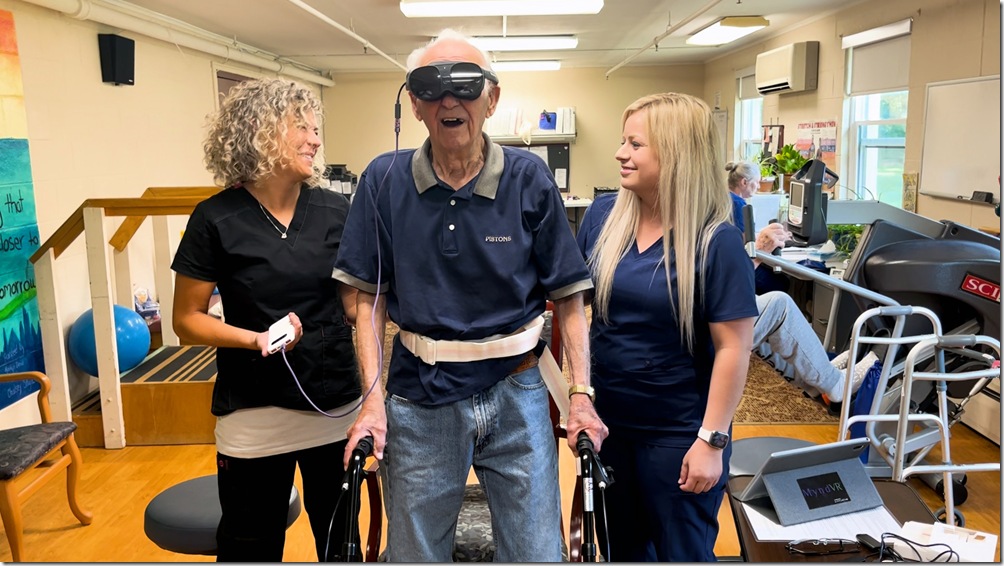 HTC新聞照-HTC 攜手美國三大夥伴 推動全美最大規模高齡沉浸式 XR 治療計畫 首階段計畫導入150間高齡照護機構 逾45,000名長者受惠