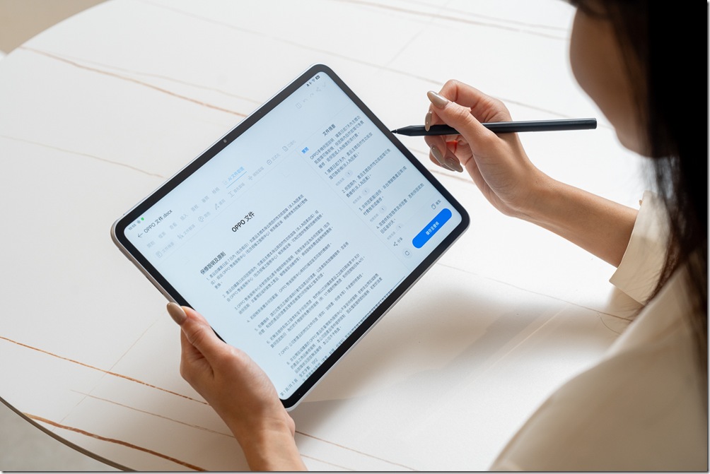 OPPO Pad 3柔光版主打7比5黃金比例柔光霧面螢幕，智慧護眼、符合閱讀習慣，全面導入AI辦公、圖像功能，帶來更高效的工作及靈感創意。