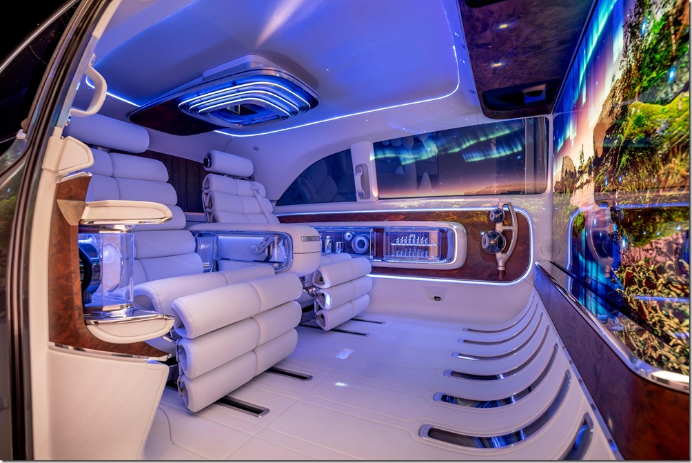 圖4、內飾採用晶石白 Nappa 真皮，主體襯以開孔胡桃木飾板和鍍鋁飾條