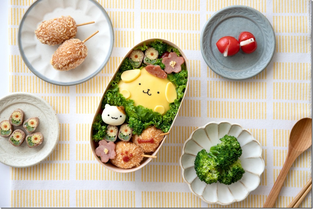 02_布丁狗的野餐日讓打開便當盒時刻成了心動療癒的瞬間，包含布丁狗蛋包飯及馬芬薯泥等五道佳餚