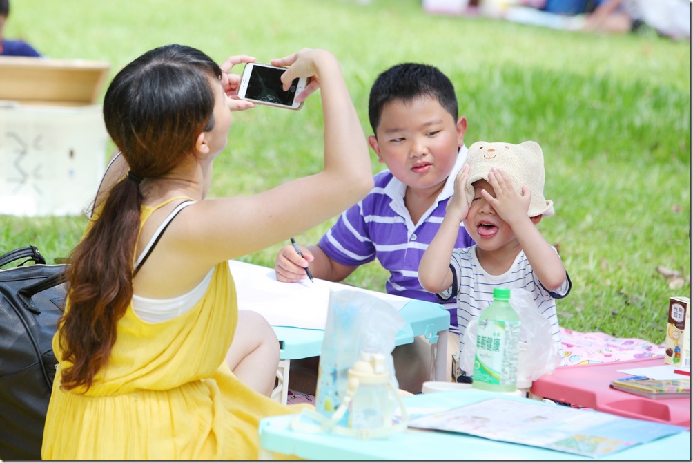 04_亞尼克鼓勵家長不滑手機，改以紀錄親子美好回憶，舉辦粉絲團「愛的拍手-攝影活動」有機會抽父親節蛋糕