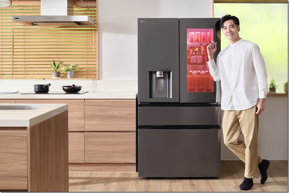 【新聞圖片7】LG敲敲看門中門冰球四門冰箱782L新增五款不同顏色的氣氛燈