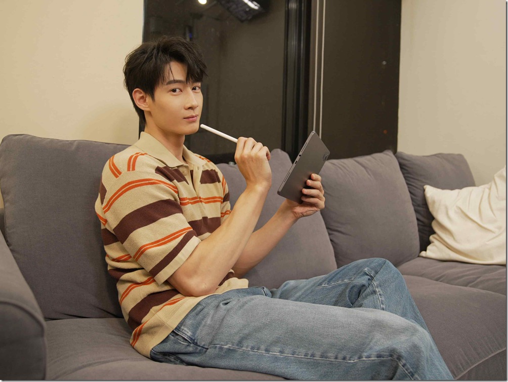 02.黃柏峰曾一追劇就從白天追到半夜，因此大螢幕是他買平板時最看重的規格。Redmi Pad 2｜Pad 2 4G 擁有 11 吋 2.5K 高畫質大螢幕，加上 TÜV Rheinland 三重護眼認證，怎麼追都不怕累眼！