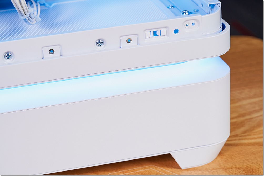 全新ASUS Prime AP202另內建三組MR120 ARGB風扇，不僅促進散熱，還能增添視覺感官，再加上底部可自訂的L形環境燈條，實現全機炫彩燈效。