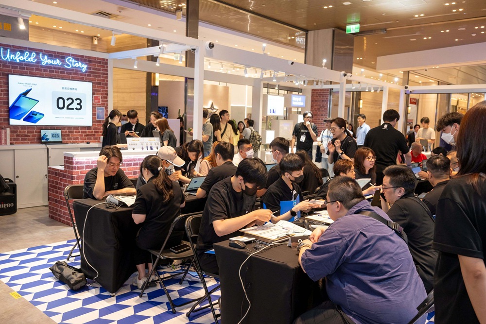 【新聞照片05】取貨首日星粉現場交機