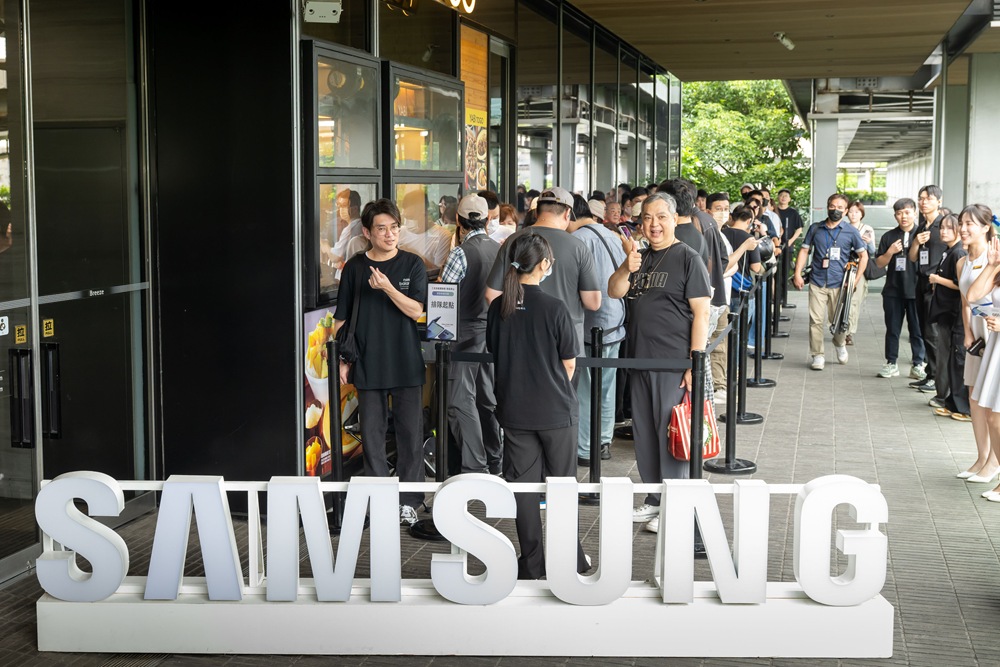 【新聞照片03】取貨首日星粉熱血排隊搶新機