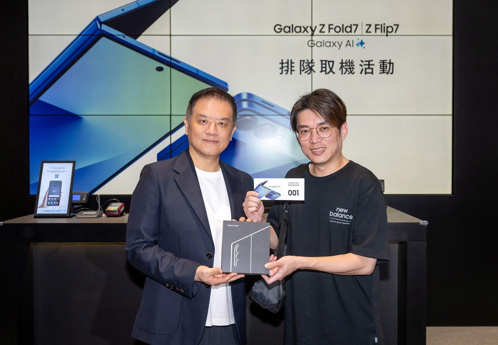 【新聞照片01】左起：台灣三星電子行動通訊事業部總經理陳啓蒙、消費者陳先生