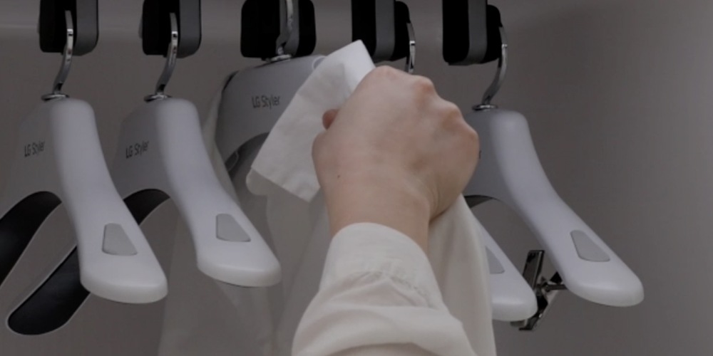 【新聞圖片2】LG Styler蒸氣電子衣櫥第二代搭載智慧擺動衣架技術，有助減少衣物的過敏原、臭味和皺褶