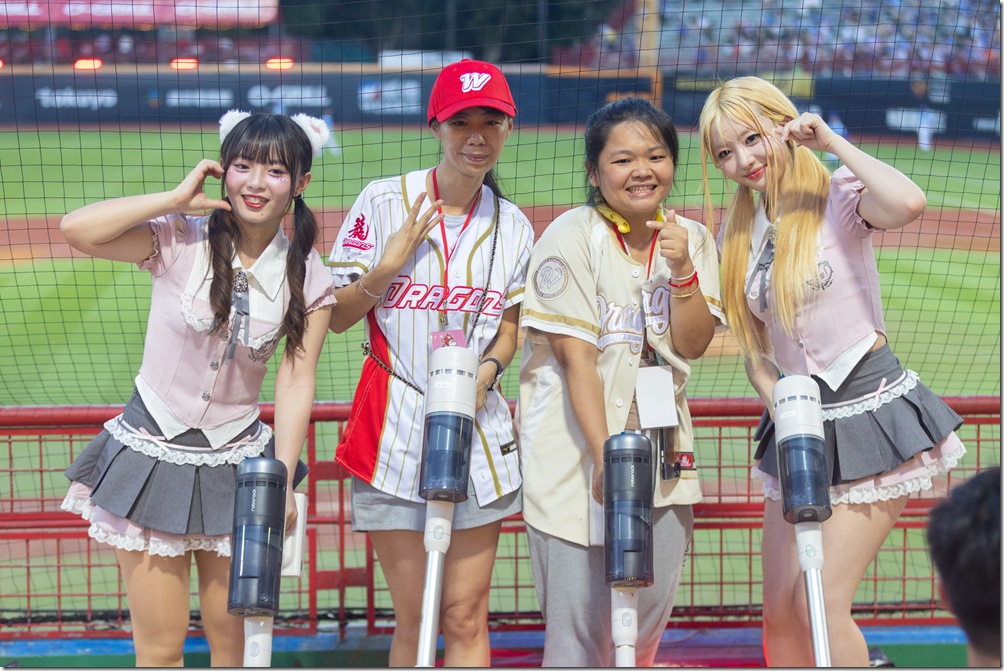 味全龍啦啦隊成員詩雅（左一）與韓籍新成員權喜原（右一）攜手粉絲，體驗 H60 系列吸塵器完成中場清潔任務