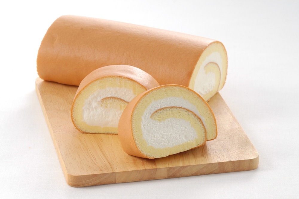 02_亞尼克冠軍原味生乳捲，每日新鮮製作，嚴選來自北海道乳源奶霜以及日本昭和麵粉用心特製而成，夢幻乳香成為生乳捲代名詞